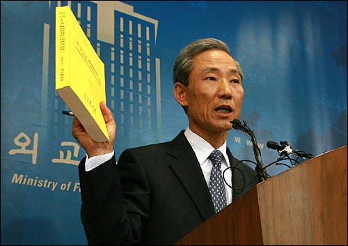 한미FTA 협정문이 인터넷을 통해 공개된 지난해 5월 25일 오전 김종훈 수석대표가 외교부에서 협정문 공개에 따른 브리핑을 하고 있다.